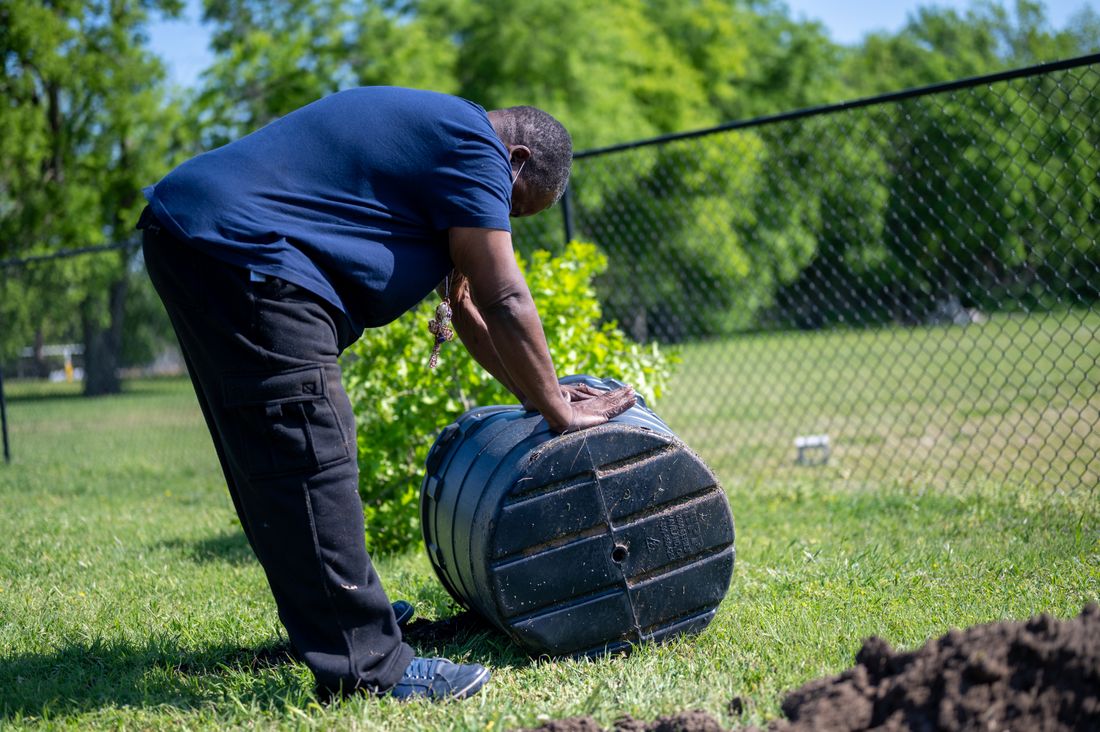 Composteur de jardin rempli de déchets organiques en décomposition