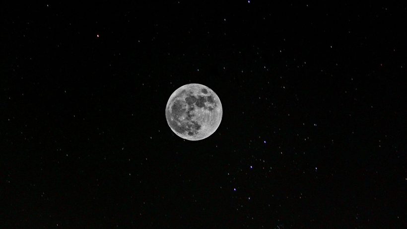 Pleine lune sur un potager nocturne sous les étoiles
