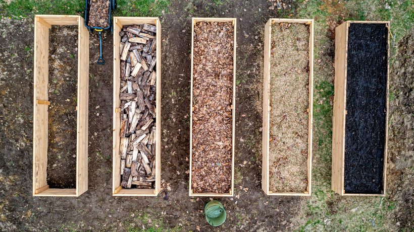 Potager en lasagnes avec couches de paille et de compost superposées